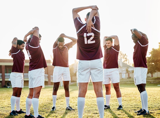 Foto rugbysporten en stretchen met een team dat zich klaarmaakt voor training of competitief spel op een veld fitnesssport en voorbereiding met een mannenatletengroep in een warming-up voor een zomerwedstrijd buiten