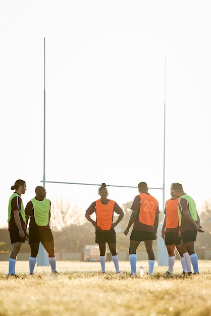Rugbytraining en mannen op het veld voor motivatie bij een wedstrijd of oefen samen trainen Sportfitness en team op palen op gras met energietalent en inspiratie om te winnen bij een uitdaging