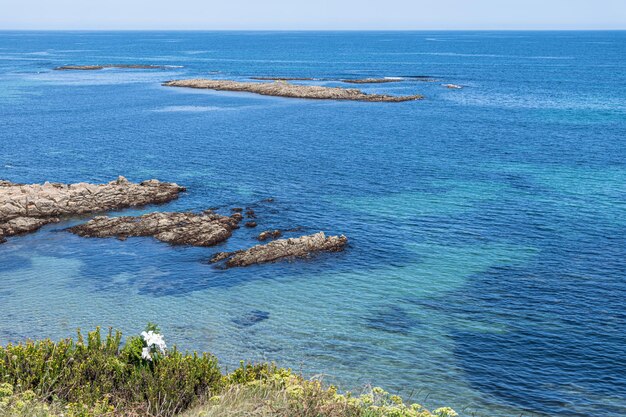 スペインのガリシアの荒れ果てた海岸