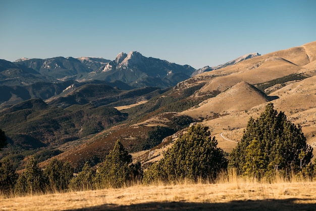 Фото Скалистые горы и нежные склоны, освещенные солнечным светом