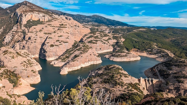 Rugged serenity een drone uitzicht op puro island te midden van de rocky splendor van vadiello reservoir