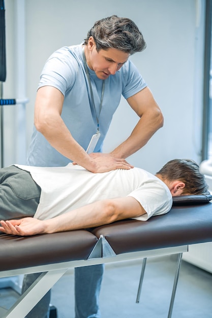 Rugmassage Mannelijke patiënt die een rehabilitatie-rugmassage krijgt