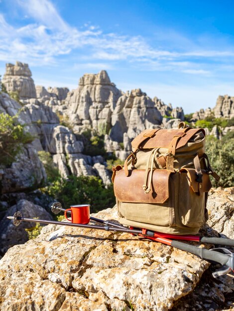 Rugzak reismok in Torcal park Malaga Spanje Wandeluitrusting op een parcours Panoramisch uitzicht