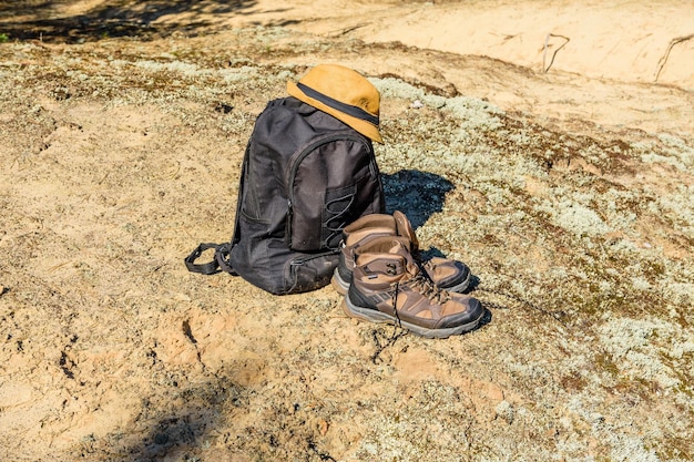 Rugzak toeristische laarzen en hoed op de grond