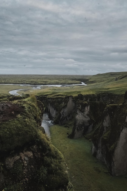 Ruig landschap van Fjadrargljufur Canyon in IJsland.