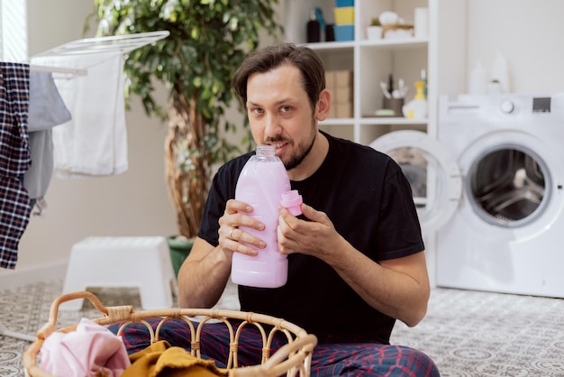 Ruik de bloemige roze geur van de wasverzachter die wordt gebruikt voor het wassen in de wasmachine