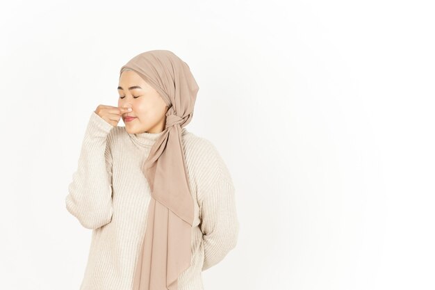 Ruikt iets stinkends en walgelijks van mooie Aziatische vrouw die hijab draagt die op wit wordt geïsoleerd