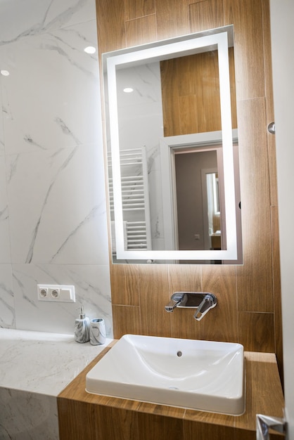 Ruime badkamer nette mooie luxe lichte kamer