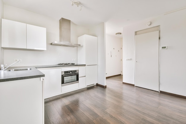Ruime heldere witte keuken met ramen