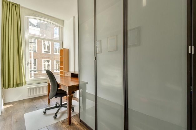 Ruime kamer met bureau en kledingkast