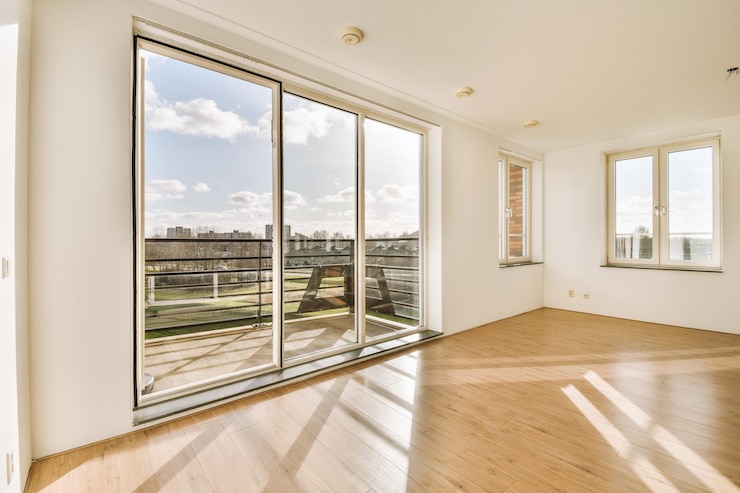 Foto ruime lege kamer met toegang tot een balkon