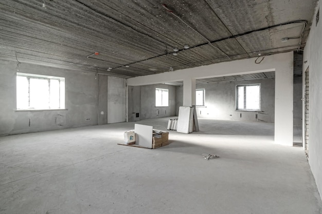 Ruime lege kamers op de zolderverdieping na het invullen van de werkzaamheden aan de muur en het plafond