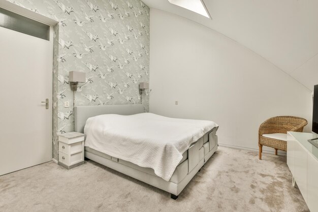 Ruime lichte zolderslaapkamer met een minimalistische werkplek