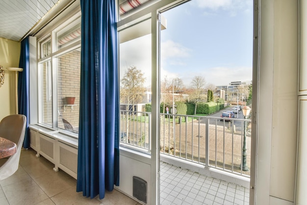 Ruime moderne kamer met zit- en eetgedeelte