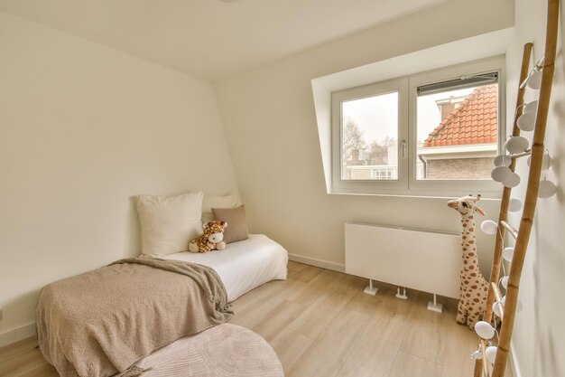 Ruime witte slaapkamer in minimalistische stijl