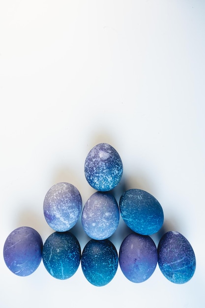 Ruimte gekleurde eieren op witte achtergrond Paasvakantie