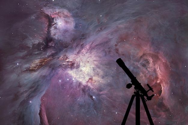 Ruimteachtergrond met silhouet van telescoop. De Orionnevel Messier 42 diffuse nevel in het sterrenbeeld Orion. Elementen van deze afbeelding zijn geleverd door NASA.