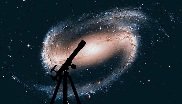 Foto ruimteachtergrond met silhouet van telescoop. spiraalstelsel in het sterrenbeeld eridanus ngc 1300 elementen van deze afbeelding zijn geleverd door nasa.