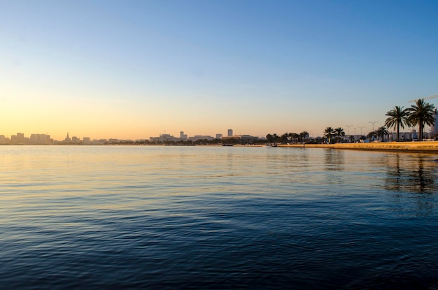 Ruimtelijk uitzicht op de skyline van West Bay City in de avond Qatar Midden-Oosten