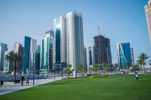 Ruimtelijk uitzicht op de skyline van West Bay City in de avond Qatar Midden-Oosten