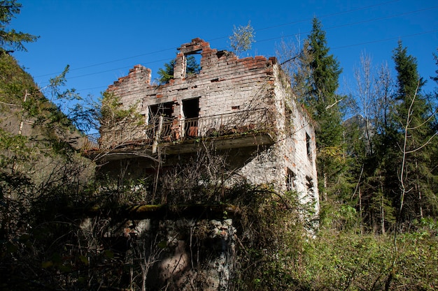 Ruïne verlaten op de dolomieten, een oud verlaten gebouw van buitenaf