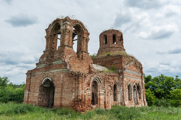 Разрушенная церковь в деревне Бачино