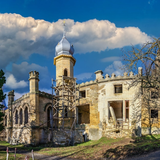 Разрушенная усадьба Курис или замок Курис в селе Петровка Одесской области, Украина.