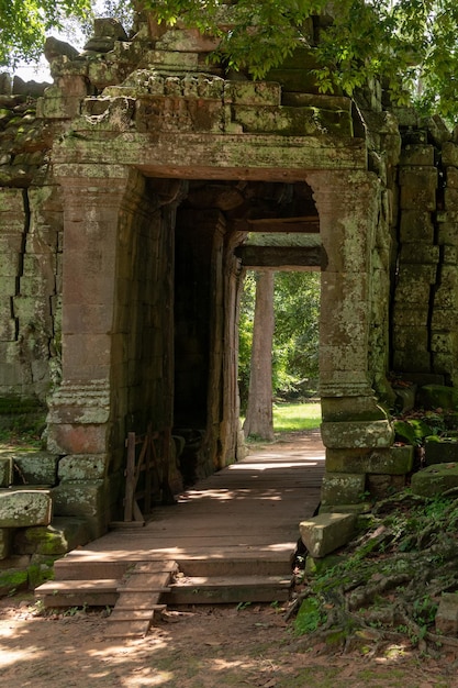 Photo ruined stone entrance in banteay kdei walls