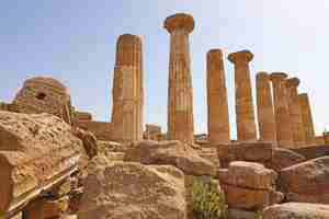 Photo ruined temple of heracles columns in famous ancient valley of temples of agrigento, sicily, italy. unesco world heritage site.