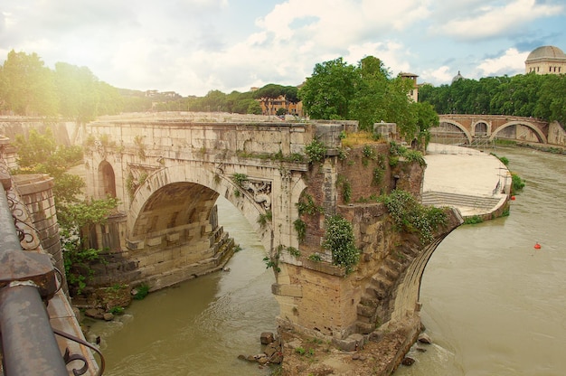 Ruïnes brug over de rivier de tiber in rome italië oude brug door rome italië