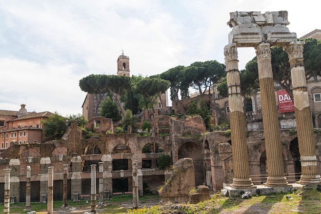 Ruïnes en oude zuilen bouwen in Rome, Italië