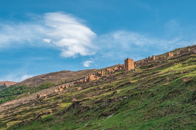 Ruïnes en torens van het aul-spook Goor in Dagestan in het avondlicht. Populaire toeristische bestemming, een erfenis uit het verleden. Rusland.