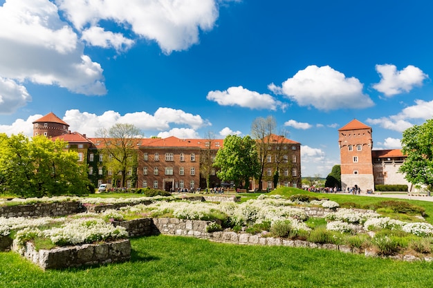 Ruïnes in de wawel-kasteeltoren, krakau, polen. europese stad met oude architectuurgebouwen, beroemde plek voor reizen en toerisme