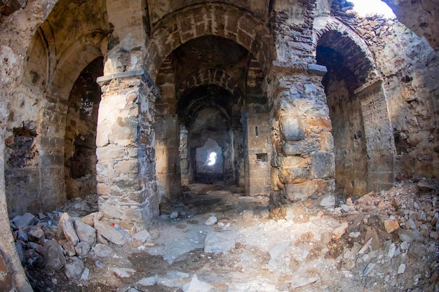 Ruïnes van de Altinsac-kerk aan het Van-meer, Turkije