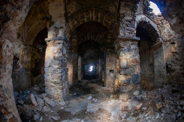 Ruïnes van de Altinsac-kerk aan het Van-meer, Turkije