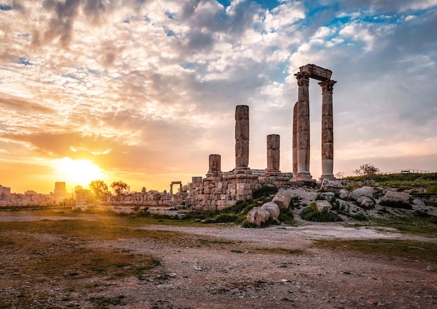 Ruïnes van de citadel van Amman bij zonsondergang. Jordanië