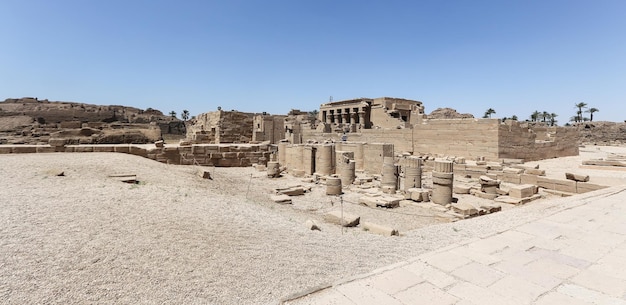 Ruïnes van de denderah-tempel in qena, egypte