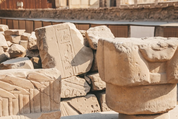 Foto ruïnes van de egyptische karnak-tempel, het grootste openluchtmuseum in luxor