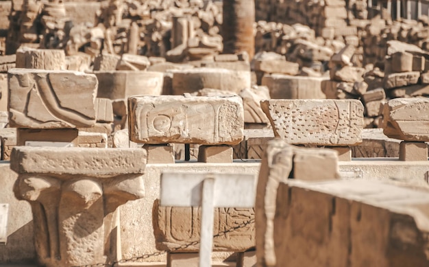 Foto ruïnes van de egyptische karnak-tempel, het grootste openluchtmuseum in luxor