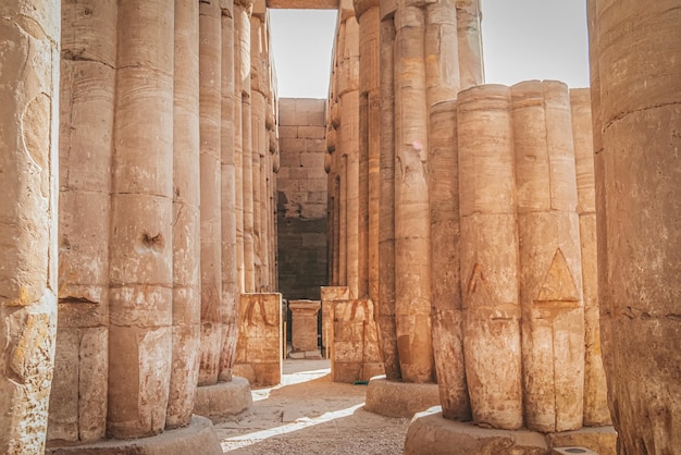 Ruïnes van de Egyptische Karnak-tempel, het grootste openluchtmuseum in Luxor