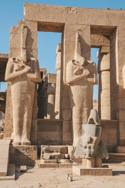 Ruïnes van de Egyptische tempel van Ramesseum, vlakbij de moderne stad Luxor