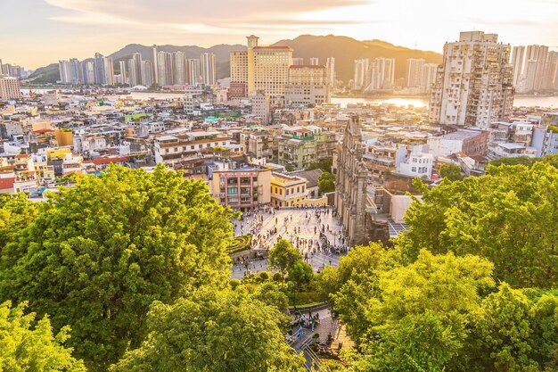 Foto ruïnes van de kathedraal van sint-paulus in het centrum van macau vanaf boven bij zonsondergang