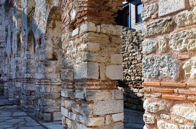 Ruïnes van de muur rond de stad Nessebar, Bulgarije.