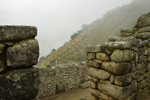 Ruïnes van de oude Inca-stad machu picchu in mist Peru