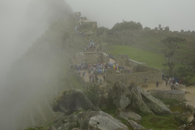 Ruïnes van de oude Inca-stad machu picchu in mist Peru