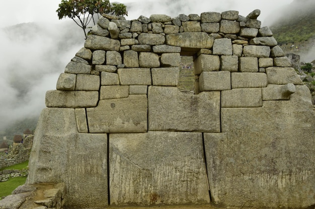 Ruïnes van de oude Inca-stad machu picchu in mist Peru