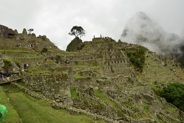 Ruïnes van de oude Inca-stad machu picchu in mist Peru