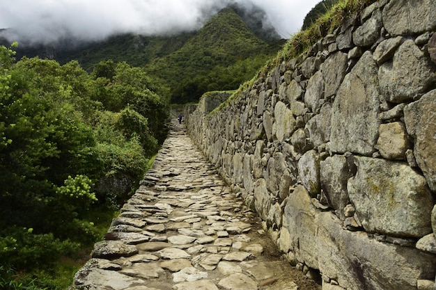 Ruïnes van de oude Inca-stad machu picchu in mist Peru