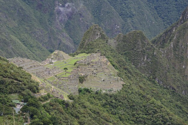 Ruïnes van de oude inca-stad machu picchu in mist peru