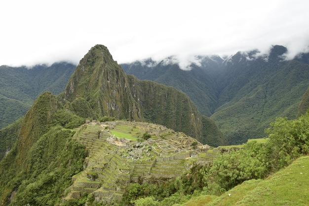 Ruïnes van de oude Inca-stad machu picchu in mist Peru